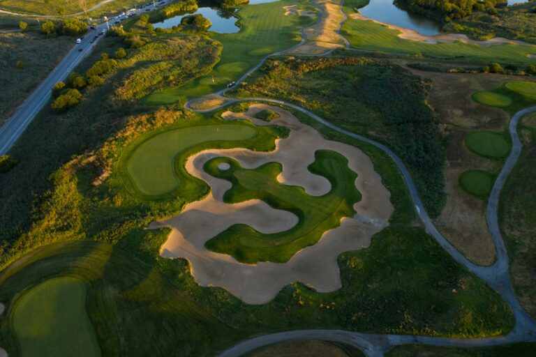 Entfalten Sie die Kraft der Einblicke aus der Luft: Drohnenüberflüge für Golfplätze